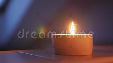 火柴的特写点燃蜡烛，深浅的景深，重点放在<strong>灯芯</strong>和火焰上。